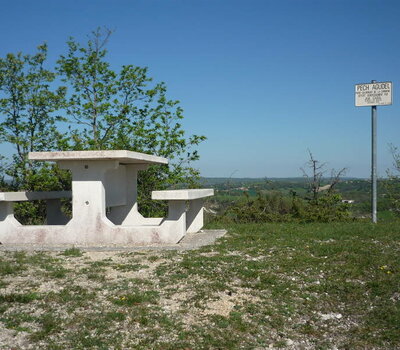 Table de pique-nique à Pech Agudel